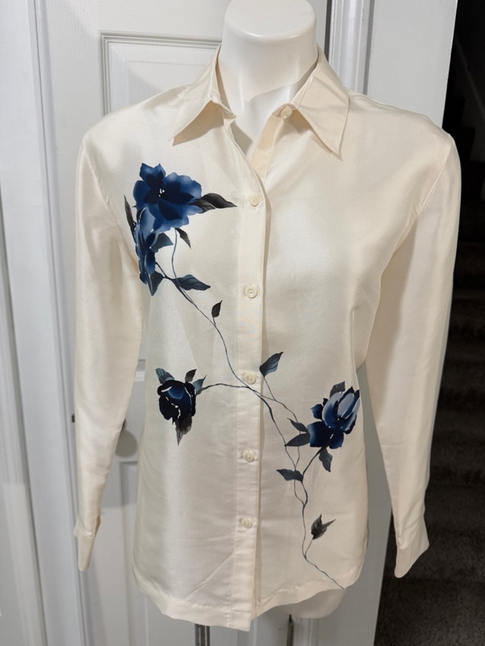 Casual Corner Cream Blouse with Blue Floral Print .100% Silk Size 8